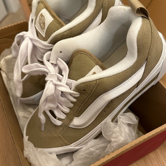 NWT! Women’s Vans Sneakers - size 8.5 - Picture 2 of 5